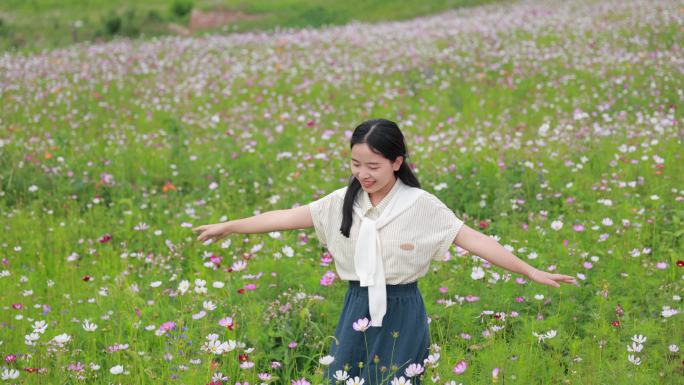 女孩在花海中转圈