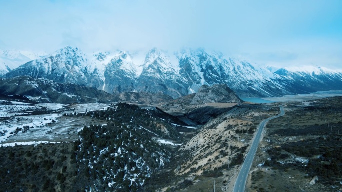 西藏318然乌湖段雪山