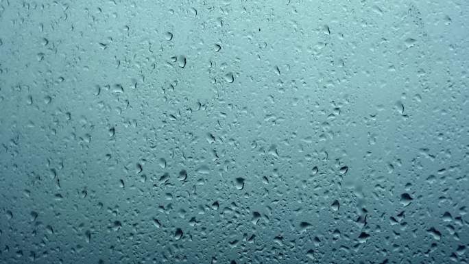 雨下在窗户玻璃上