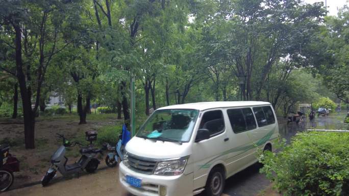 雨中行人雨中打伞的人下雨细雨绵绵濛濛细雨