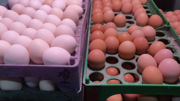 农贸市场里的红皮鸡蛋和白皮鸡蛋