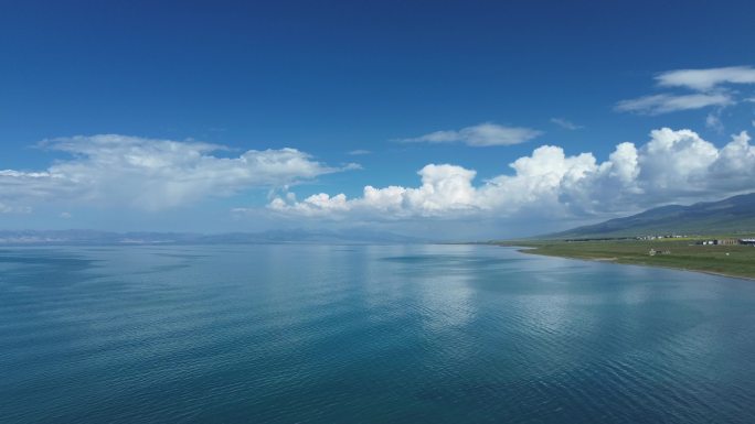 航拍青海湖蓝天白云壮观唯美青海风光美景