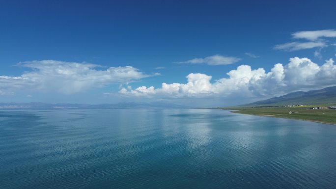 航拍青海湖蓝天白云壮观唯美