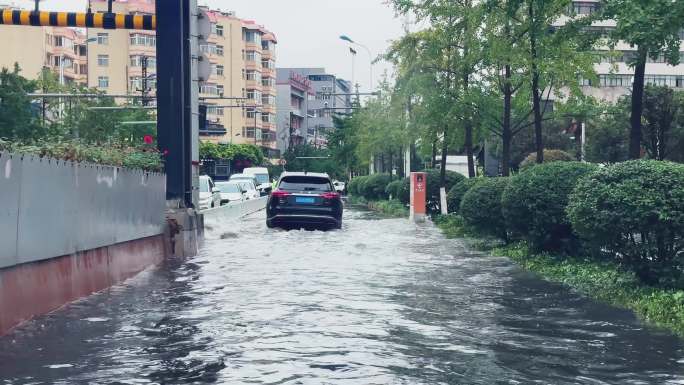 城市暴雨内涝 下水道堵塞