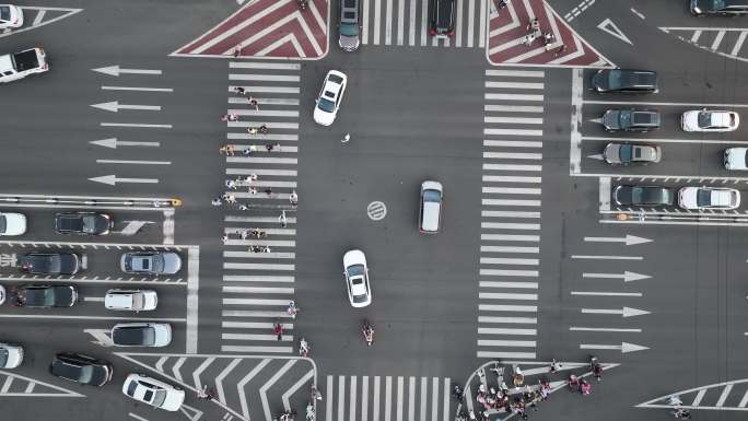 航拍俯瞰威海文化西路与沈阳路十字路口车流