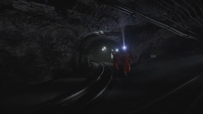 煤矿工人巡逻煤矿坑道 安全检查