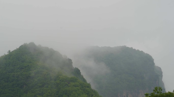 山间云雾缭绕