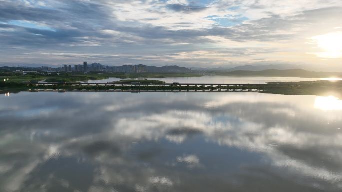 浙江绍兴诸暨高湖湿地绍诸高速傍晚夕阳倒影