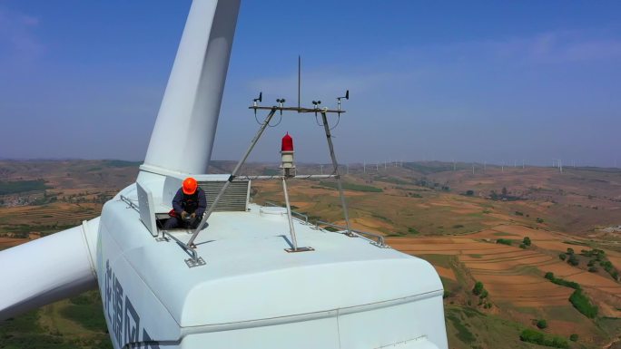 航拍高空维修风力发电机