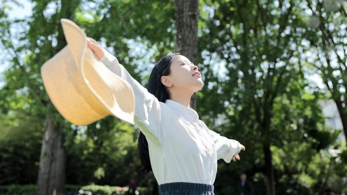 森系女孩感受阳光