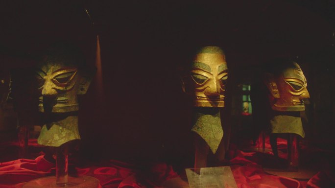 三星堆金面具从左往右拍摄