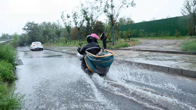 北京暴雨纪实拍摄路面积水