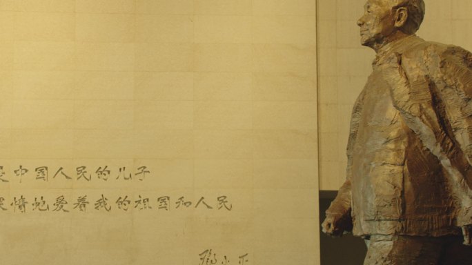 邓小平雕像从左往右