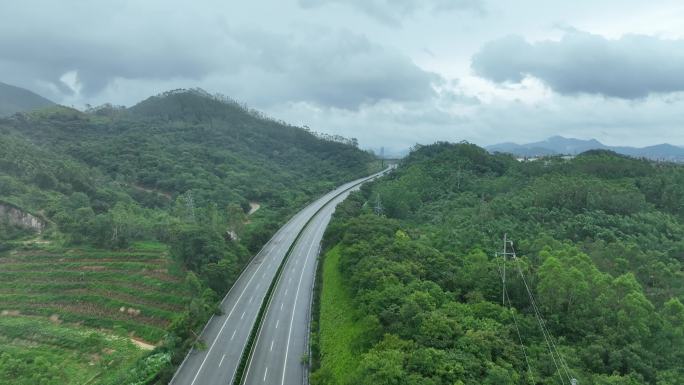 下雨天高速公路航拍阴天森林雨后公路树林