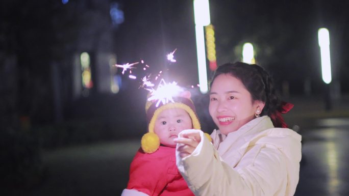 新年妈妈跟孩子一起玩烟花