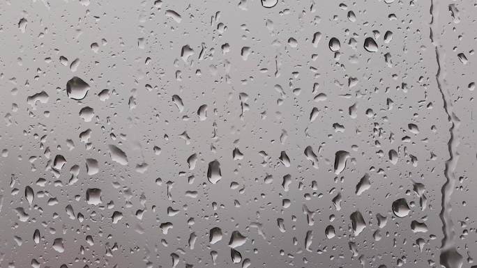 下雨天玻璃上的雨滴水珠