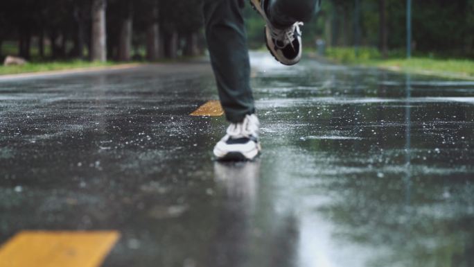 风雨无阻全民健身 跑步 脚步 晨练