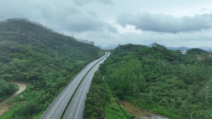 下雨天高速公路航拍阴天森林雨后公路树林