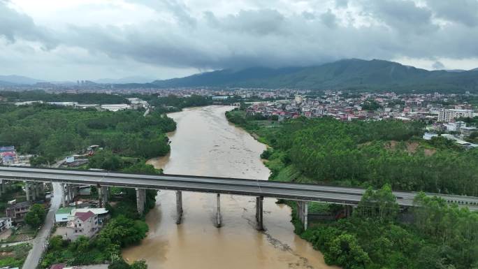 暴雨过后的乡村河流浑浊河水黄色水流航拍河