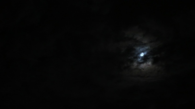 月亮 逐格 月亮在乌云中穿行