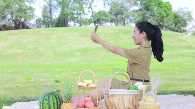 户外野餐女孩自拍