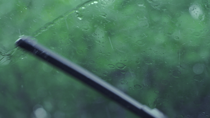 下雨天车窗雨刷下雨天开车