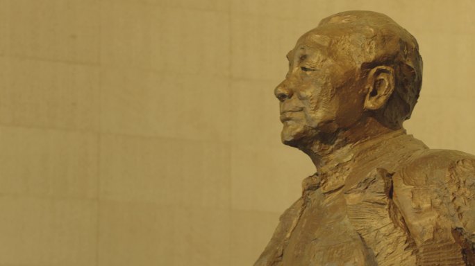 邓小平雕像头部特写从左往右