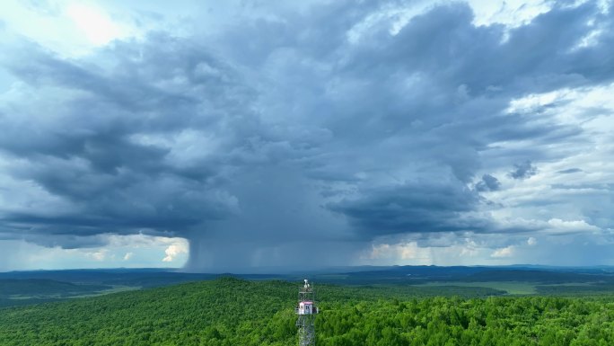 暴风雨前的云和瞭望塔