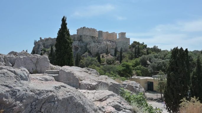 帕台农神庙是一座希腊神庙，坐落在雅典卫城上，献给城市的保护者雅典娜女神