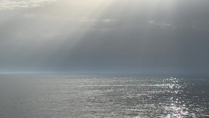 海洋银闪闪的水和天空雾。