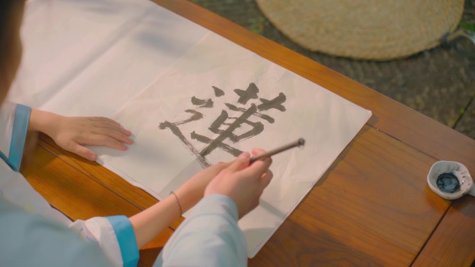 国学课堂孩童练习毛笔字
