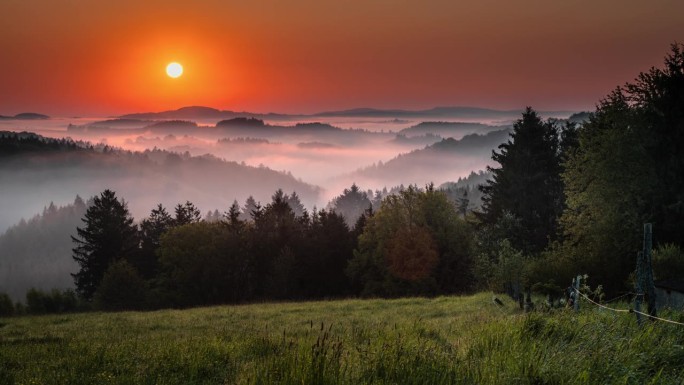 日出时云雾缭绕的山丘