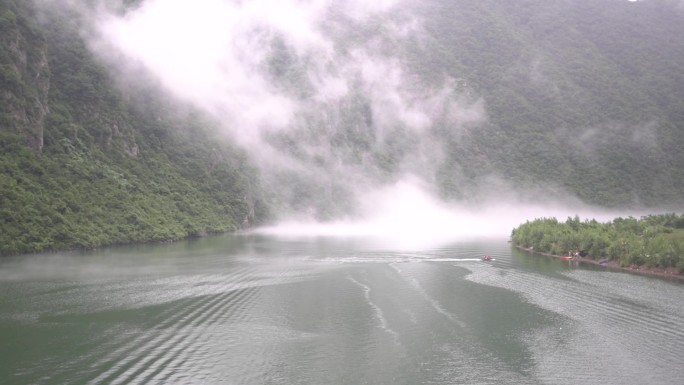 本溪风光峡谷浮云轻松惬意