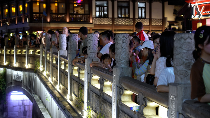 南京夫子庙夜晚游客游玩