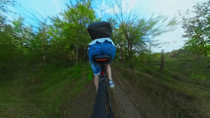 骑自行车的人沿着森林小路骑越野山地车。第三人称后视图。动作相机拍摄超广角镜头。乘坐MTB自行车旅行。