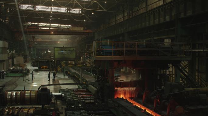 工厂里的机器正在制造钢铁