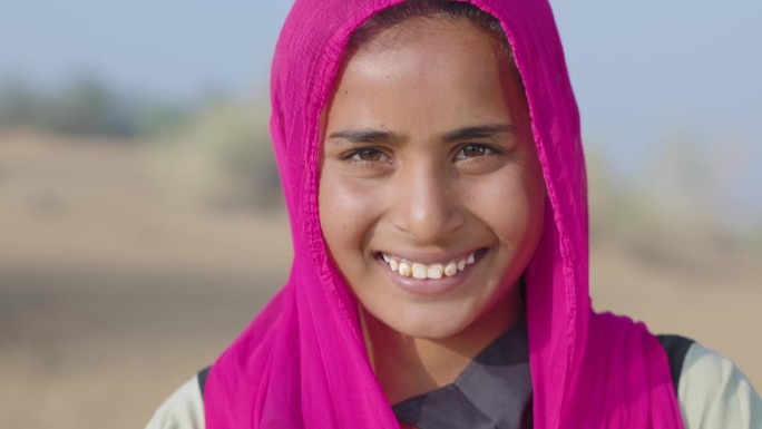 合十礼!印度沙漠上快乐的印度女孩的肖像