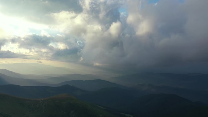 云与日落天空背景在山，背景暗红紫色日落