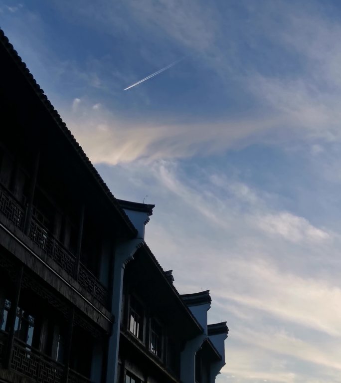 乌镇古镇上空的飞机云