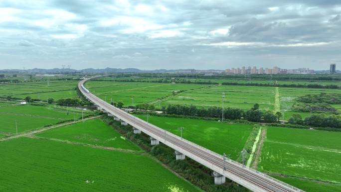 4K高铁动车复兴号列车驶过田野弯道