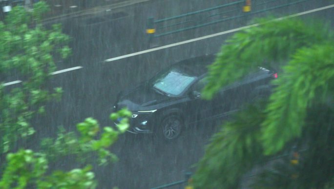 黑色suv暴雨中行驶