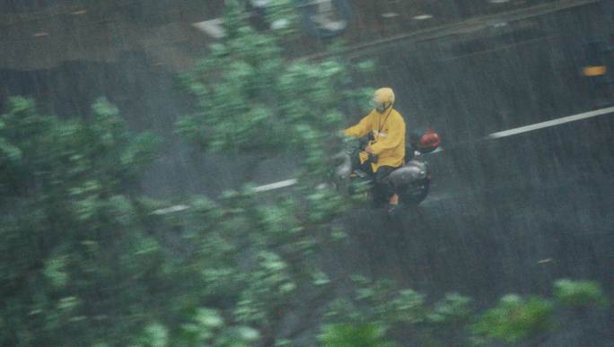 暴雨中的骑手