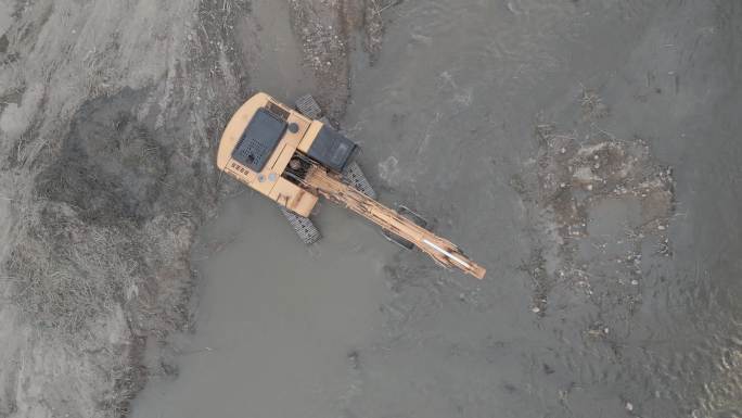 龙岩龙川河挖机挖河道清理河道中兴桥