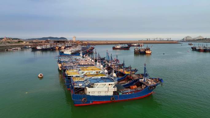 福建漳州超强台风影响渔船进港避风