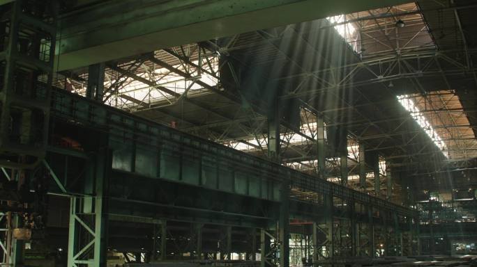 阳光透过工厂的天窗