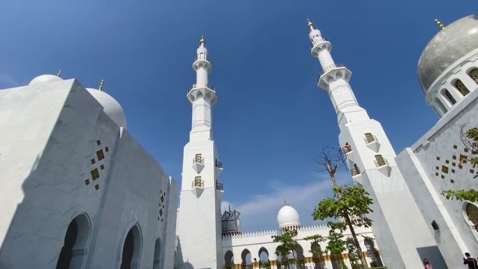 谢赫扎耶德清真寺的美丽建筑，是梭罗市穆斯林的一个非常宏伟的礼拜场所
