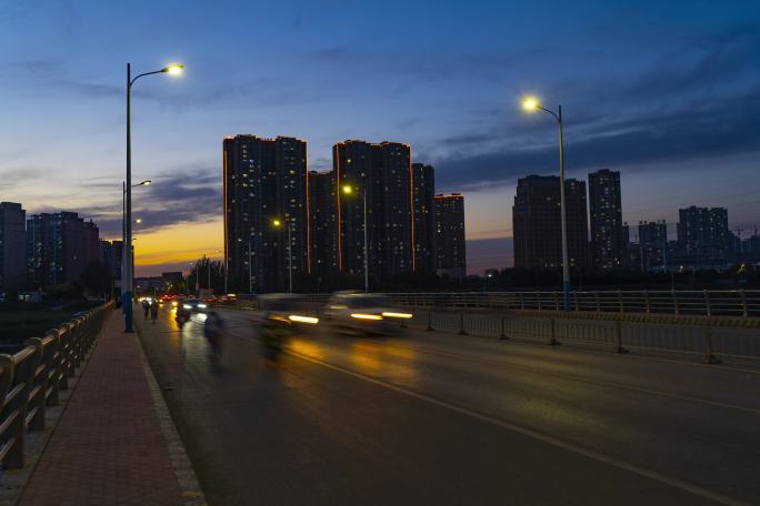 城市白天到夜晚高楼马上车流延时拍摄