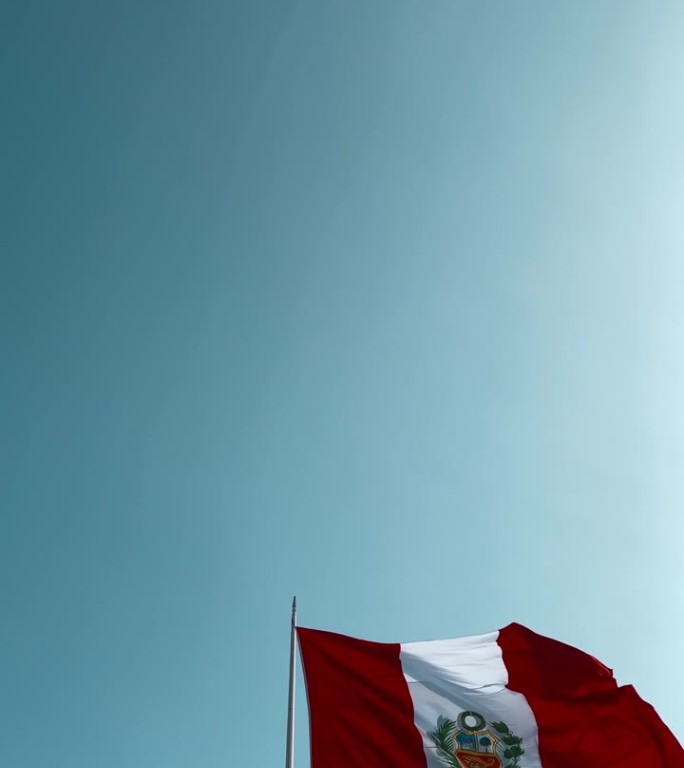 秘鲁国旗和卡亚俄市国旗齐声高高飘扬
