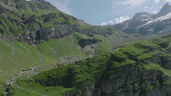 空中无人机拍摄的奥斯奇宁高山图，奥斯奇宁湖，群山之上