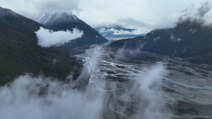 雪山 公路 航拍 西藏 云海